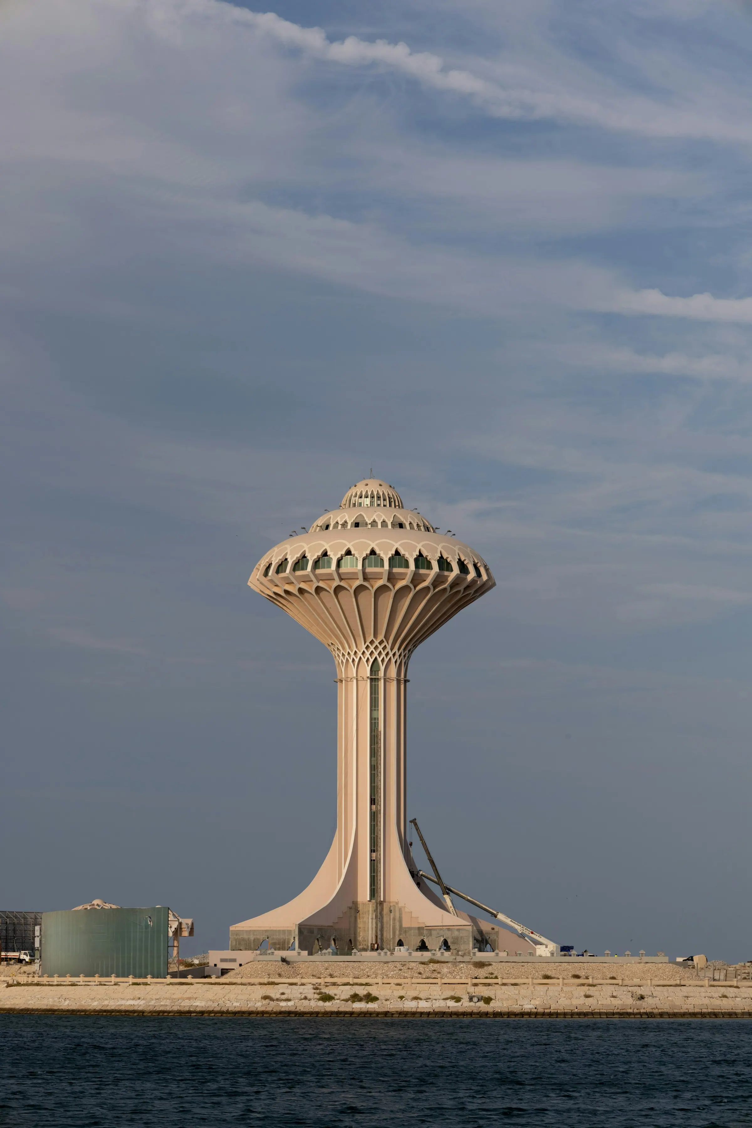 برج مياه الخبر على ساحل الخليج