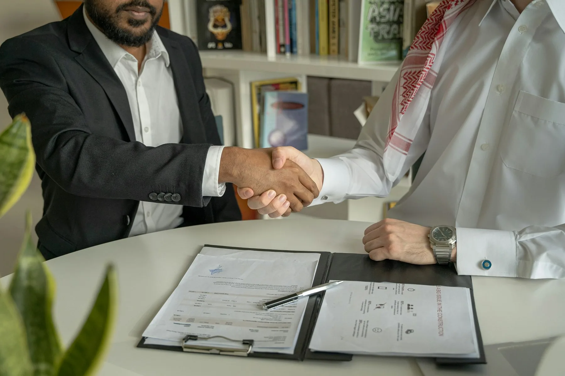 مصافحة على اتفاقية خدمات موقّعة